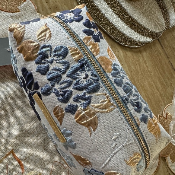 Vince Camuto Makeup Bag NWT - Picture 4 of 12